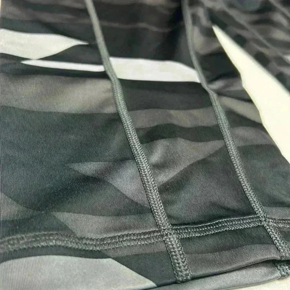 Nike Cropped Dri Fit Gym Pants Leggings Black Exercise Run Walk Hike Outdoors - Picture 6 of 6